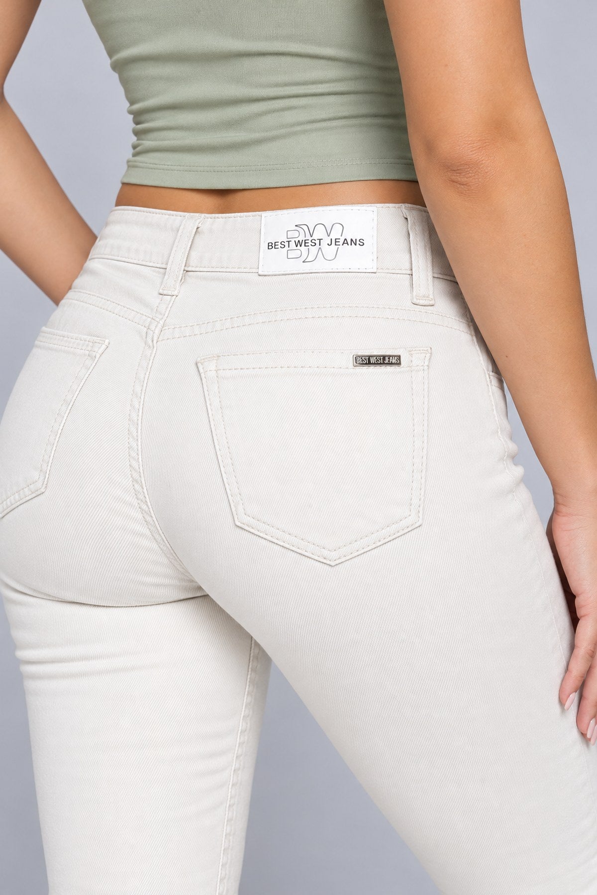 Jeans Kaira blanco de Best West Jeans, detalle de bolsillo posterior